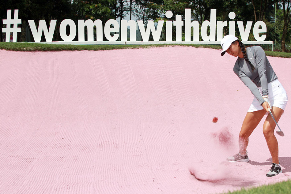 魏圣美身着高尔夫裙装挥杆击球，秀出修长健美双腿，动作兼具力与美