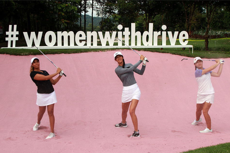 杰西卡科达与高宝璟在果岭边交流，两人神情专注似乎在讨论球路策略