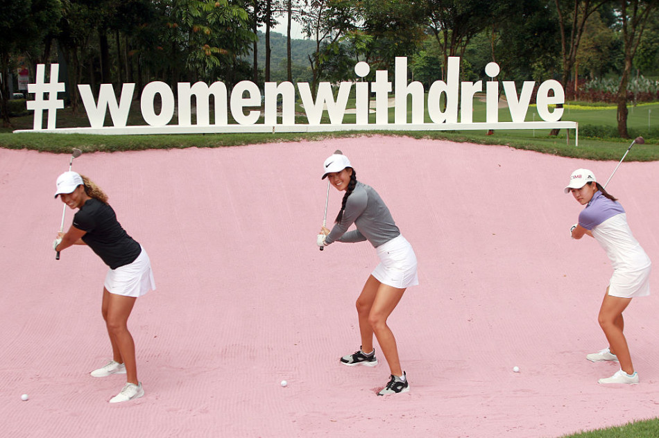 众球星赛前欢乐合影，从左至右依次为高宝璟、陈凯莉、阿瑞雅、布鲁克亨德森等人，笑容灿烂展现赛前轻松氛围