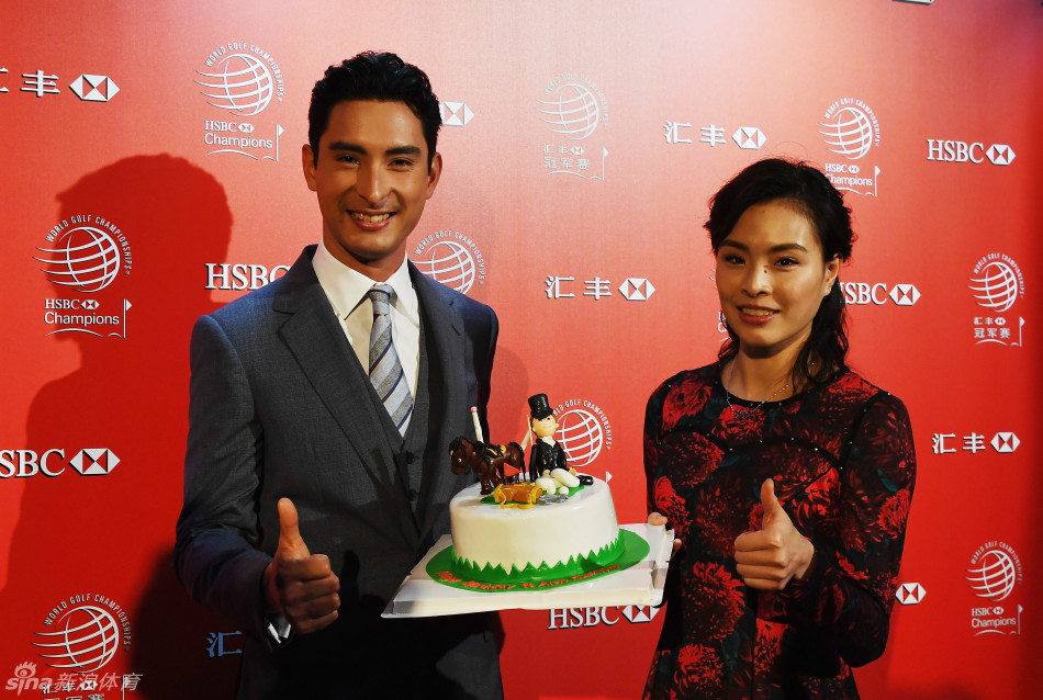 中国高尔夫球员吴阿顺正在细心指导吴敏霞与华天练习挥杆，两位奥运健儿神情专注