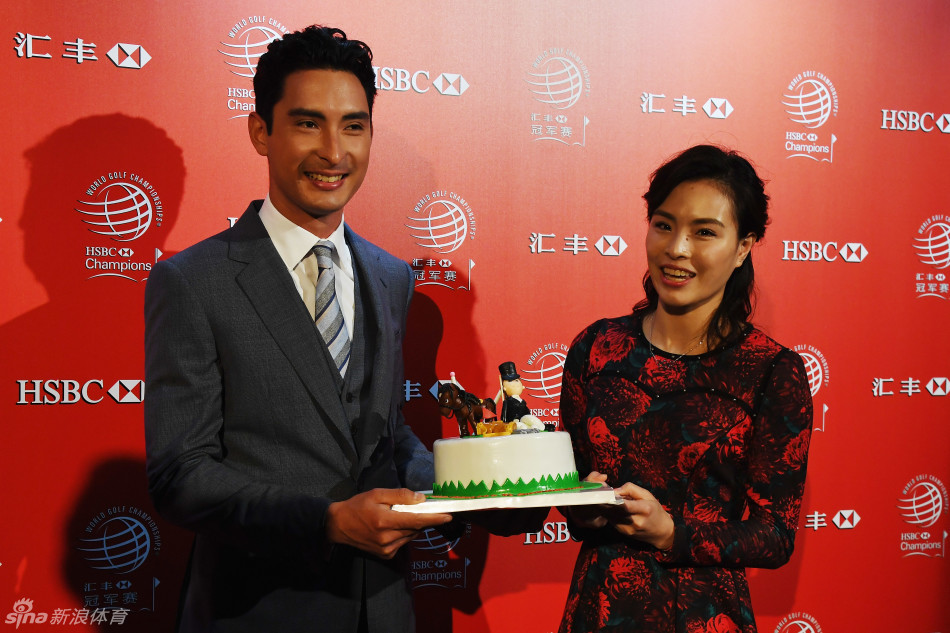 英国公开赛冠军亨利克·斯滕森在开球仪式上展示精湛球技，超级英雄主题背景板增添趣味