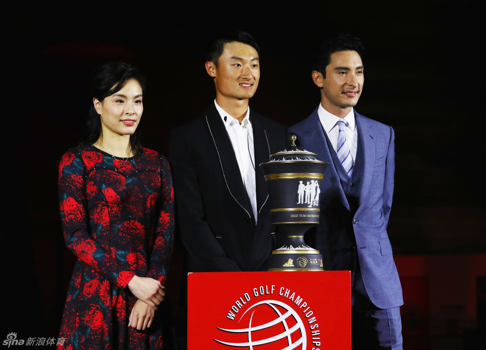 高尔夫球星里奇·福勒在超级英雄主题开幕式上帅气亮相，露出标志性阳光笑容