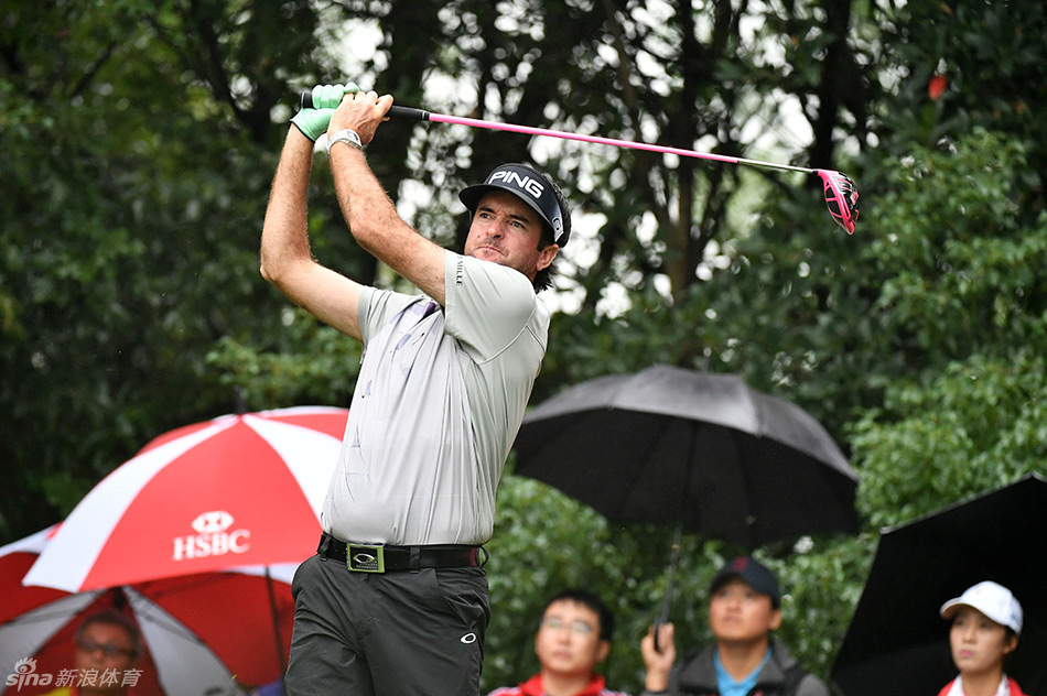 汇丰冠军赛现场记分板特写，清晰显示着HSBC标志与球员实时成绩，氛围感十足