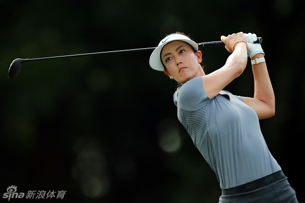 冯珊珊在决赛轮中凝神挥杆，动作流畅而充满力量，目光紧盯着小白球的飞行轨迹。