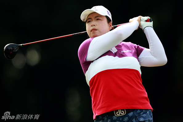 冯珊珊与亚军的挪威选手苏珊-彼得森在领奖台上并肩而立，两人手持奖杯，共同分享着高尔夫运动带来的喜悦与友谊。