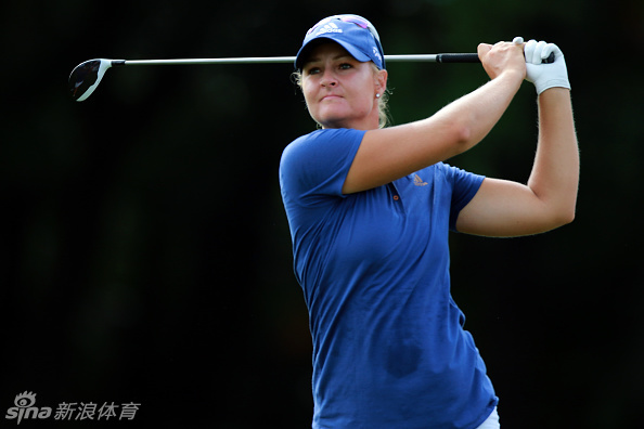 冯珊珊与同场竞技的球员们一同走在球道上，阳光洒在她们身上，构成了一幅充满运动之美与竞争友谊的和谐画面。