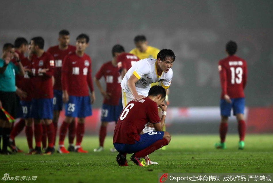 乌兹别克斯坦铁卫伊斯梅洛夫在人群中如雄鹰腾空，狠狠将球砸进建业网窝，那一刻他指天长啸，整个防线在他面前形同虚设。