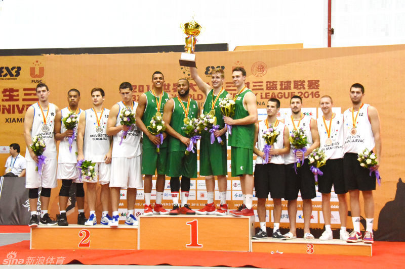 颁奖仪式上，麦吉尔大学的健儿们激情相拥，金色的雨漫天洒落，映衬着他们为冠军而闪耀的骄傲脸庞。