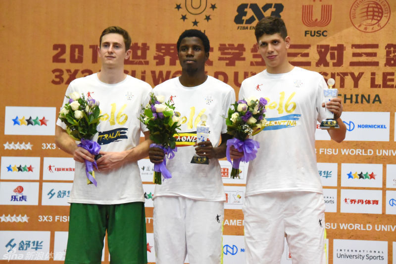 看台上，热情球迷助威声势震天，他们挥舞着双手，张开双臂为每一次精彩进球呐喊，成为赛场最坚实的后盾。