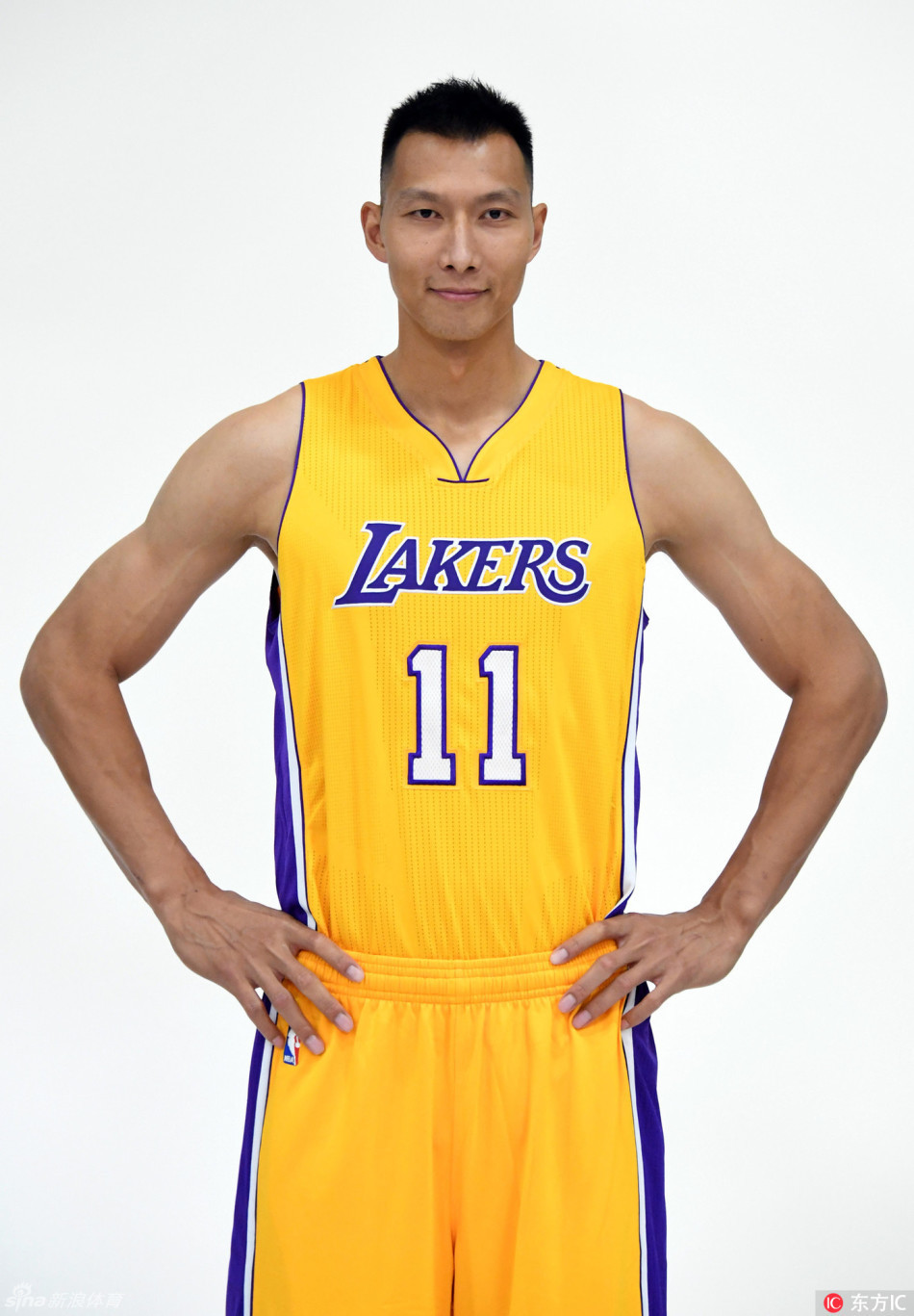 洛杉矶的阳光下，易建联与主教练卢克·沃顿并肩而站，他嘴角上扬，眼神中透露出重返NBA的坚定与自信。