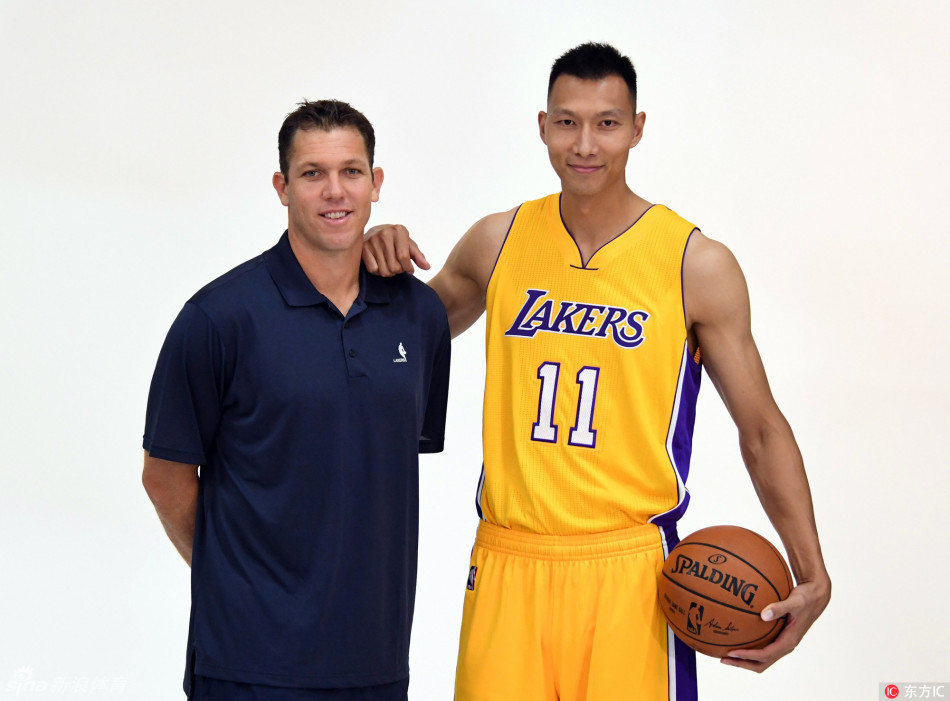 面对镜头，易建联竖起大拇指，神情轻松而踌躇满志，仿佛在向所有关注他的人传递一个信号：我准备好了。