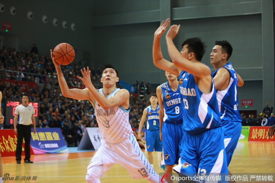 周琦运球一步过掉防守球员，身形舒展地杀向内线，眼神坚定地望向篮筐，准备完成一记势在必得的突破上篮。