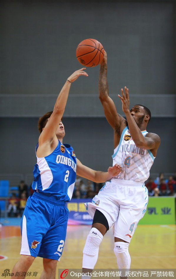 完成一次成功的防守后，周琦在篮下高高跃起，单臂将球揽入怀中，脸上写满了对篮板球的绝对统治力。