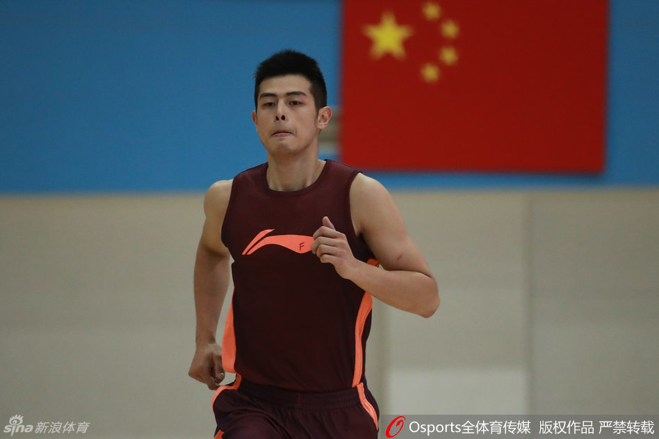 后场双枪方硕与翟晓川并肩而立，在三分线外一次次出手，篮球在空中划过一道道完美的弧线，精准命中篮心。