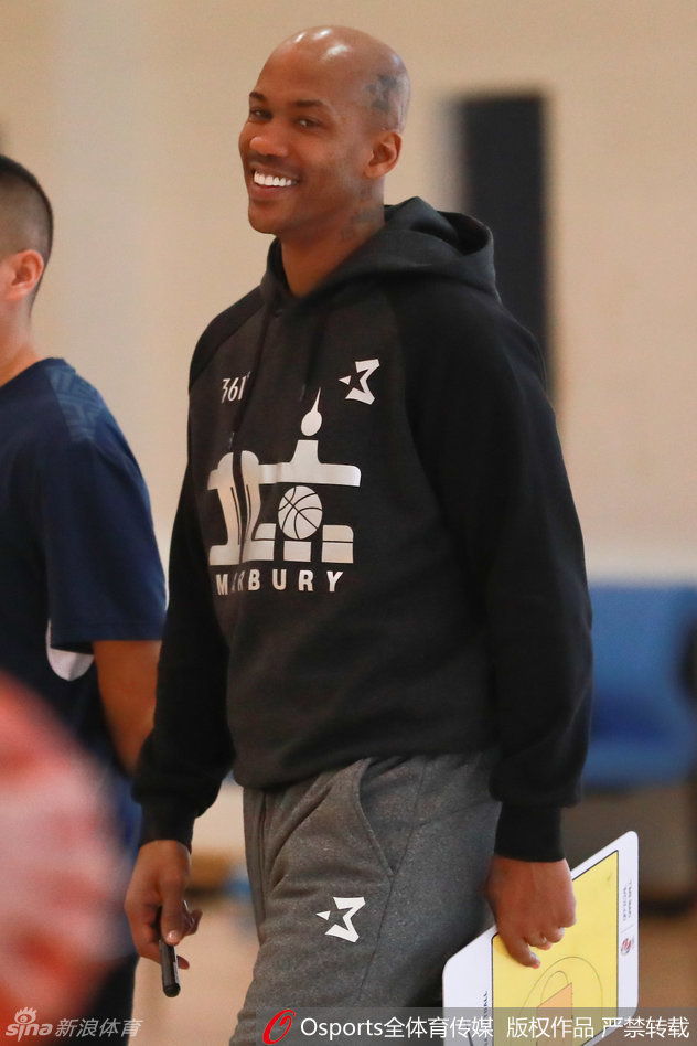 训练场边，心情大好的马布里被队友们的表现逗乐，开怀大笑，整个球馆都弥漫着轻松而积极的备战气氛。