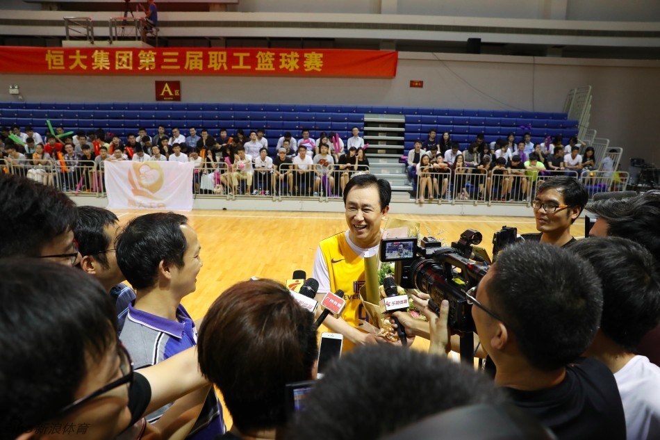 带球突破的许家印动作敏捷，他侧身护球，眼睛紧盯着篮筐的方向，那专注的神情仿佛正在商海中敏锐地捕捉着下一个决定性的机遇。