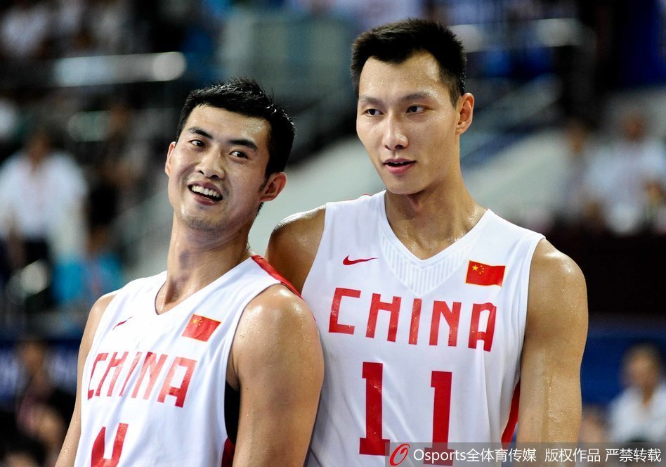 餐厅柔和的灯光下，易建联和丁锦辉举杯相碰，杯中酒映照着兄弟情深，这一刻他们不是球星，只是把酒言欢的知己。