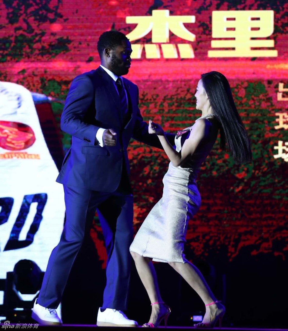 老将张凯身穿修身马甲套装笔直站立，展现出来的身高比例让人惊叹，完全没有缩水的视觉效果，不愧是深圳男篮的‘长人’担当，模特范儿十足。