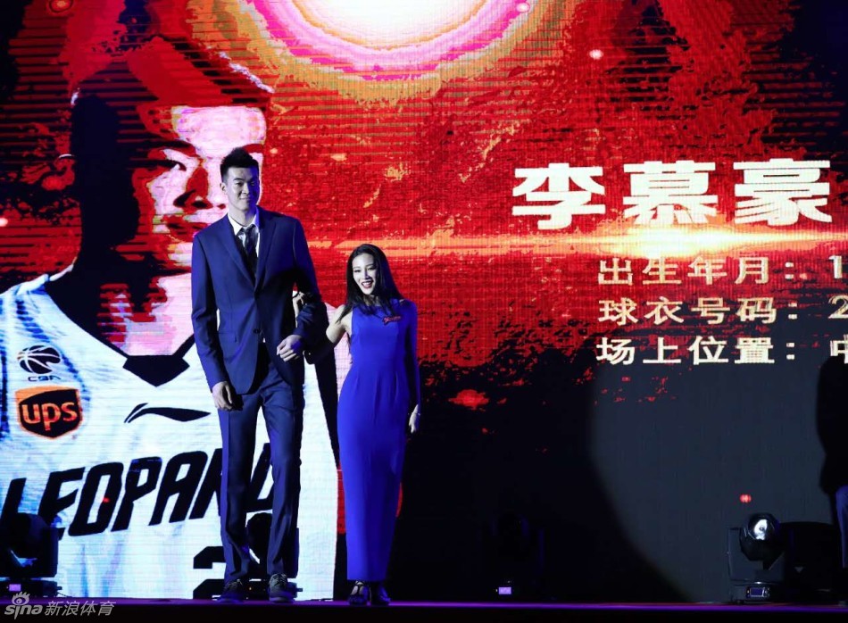 身高两米一九的李慕豪如同行走的衣架，一身深色修身西装将他的大长腿优势展现得淋漓尽致，冷峻的表情配上雕塑般的身材，活脱脱一位从漫画里走出来的男主角。