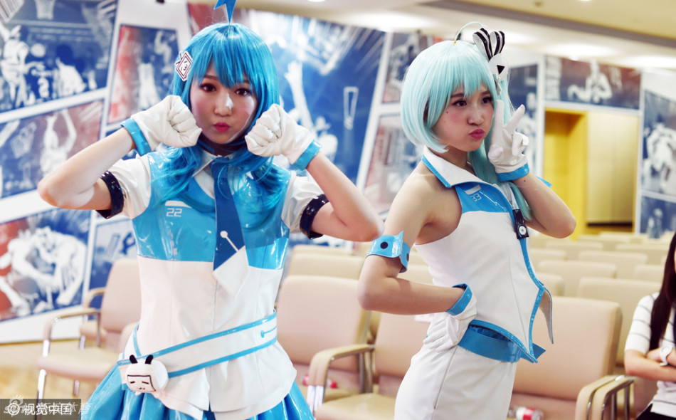 不仅是舞台上的表演者，就连签到台和嘉宾区都充满了二次元的元素。几位身着精致动漫服饰的女孩作为迎宾人员，正在为到场嘉宾引导签到，她们的出现让常年报道体育的老记者们也忍不住拿起手机拍照，直呼‘活久见’。