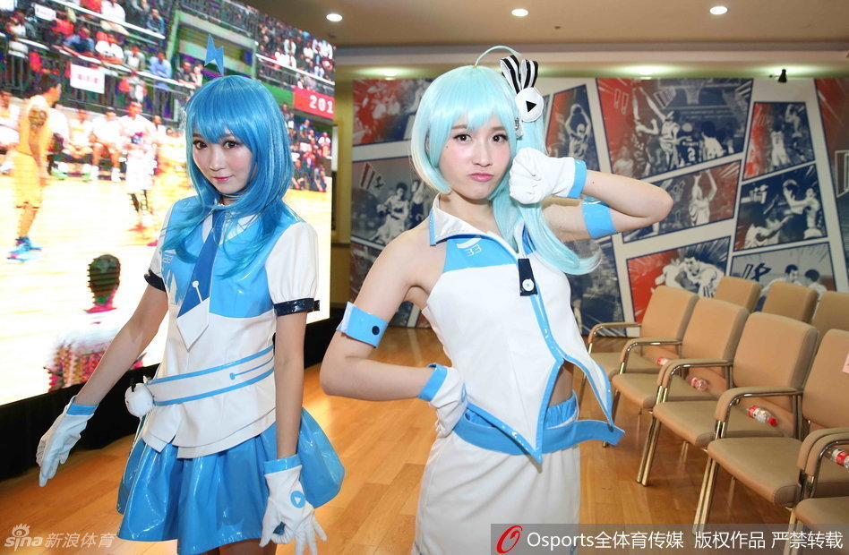 仪式结束后，扮演应援团的二次元少女们与上海男篮的吉祥物‘大鲨鱼’在场地中央欢乐互动。大鲨鱼玩偶憨态可掬地模仿着少女们的舞蹈动作，这一瞬间被镜头捕捉，预示着新赛季的上海男篮将带着这份欢乐与‘二次元’基因，踏上CBA的崭新征程。