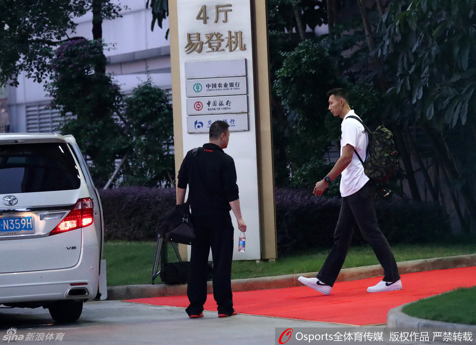 在机场到达大厅外，阿联正与司机一起搬运硕大的行李。他躬身用力，毫无巨星的架子，每一个动作都显得朴实而有力，仿佛将这段美国征程的收获与经验，一并装进了这个巨大的箱包中。