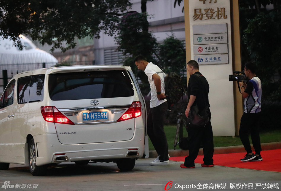 一辆黑色的商务车停在机场路边，阿联正准备拉开车门上车。他的背影宽阔而孤独，身后的行李已被安置妥当。这一次启程，目的地不再是洛杉矶的斯台普斯中心，而是熟悉的CBA赛场，是家乡的东莞篮球中心。