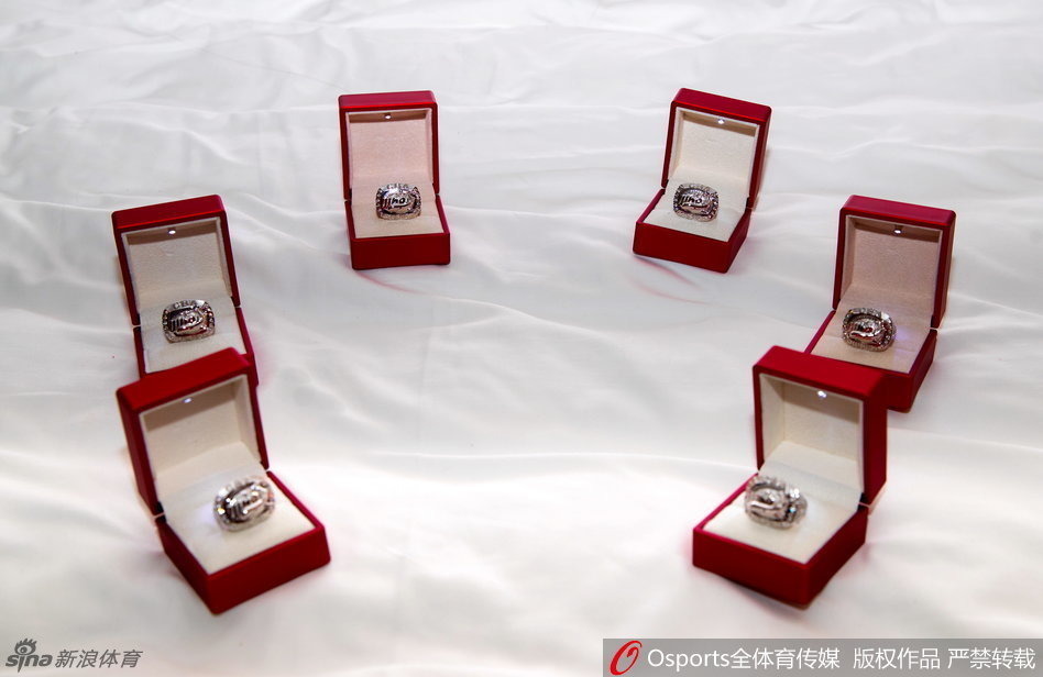揭秘四川冠军戒:白金配碎钻_手机新浪网