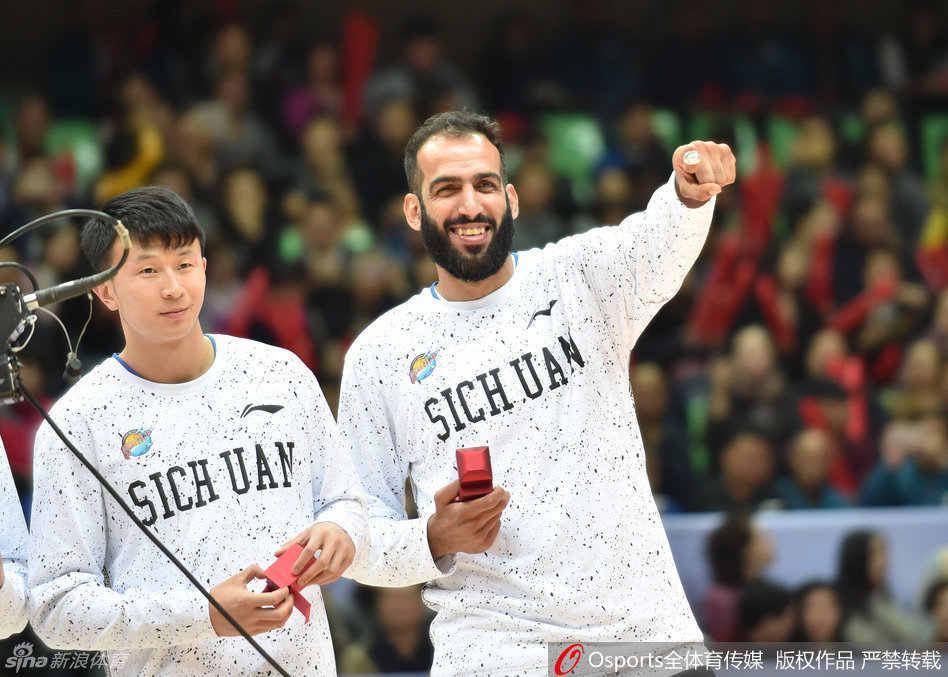 哈里斯难掩兴奋之情，迫不及待地将那枚象征着最高荣誉的冠军戒指套入手指，脸上洋溢着孩子般的纯真与满足，仿佛在向全世界展示他的骄傲。