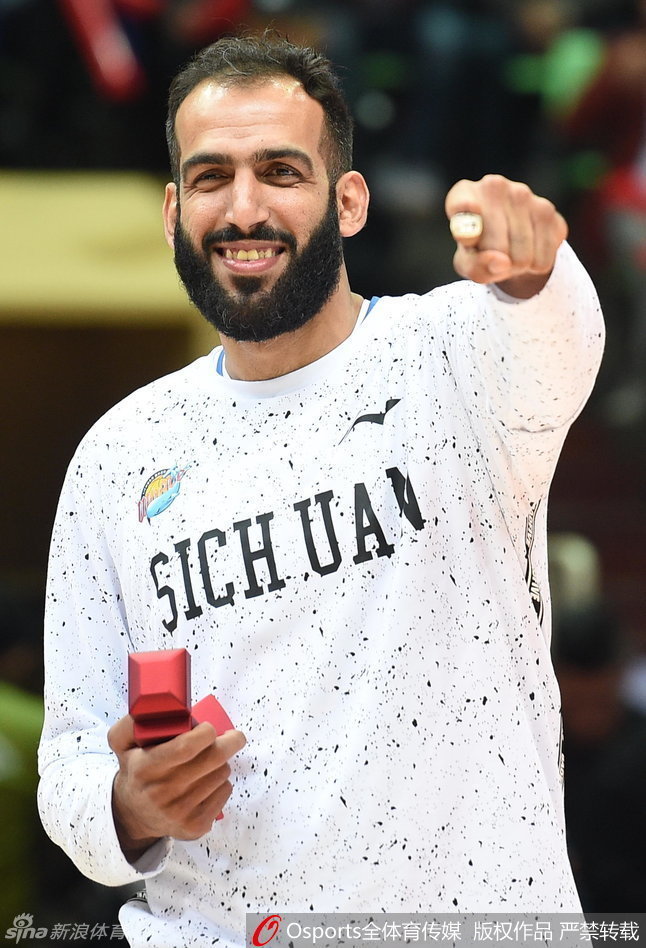 四川金强男篮将帅齐聚一堂，在璀璨的聚光灯下集体展示刚刚获得的总冠军戒指，这张全家福定格了球队历史上最辉煌的荣耀瞬间。