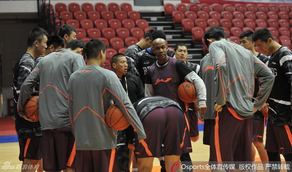 全队正在进行高强度的战术合练，球员们积极跑动，穿插配合，力求在赛季开始前将默契度调整到最佳，球场上一片紧张有序的备战景象。