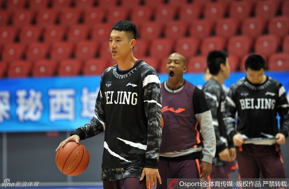 训练结束后，教练组将球员们聚拢在一起，进行最后的战术布置和心理动员。大家围成一圈，神情严肃，预示着对即将到来的常规赛势在必得。