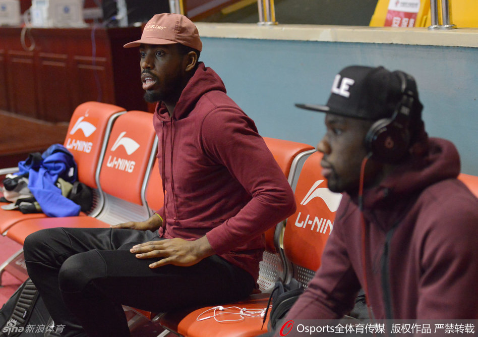 头戴耳机的科尔在人群中显得格外冷峻，仿佛与喧闹的训练馆隔绝，他目光如炬地盯着战术板，将教练的每一个指令都刻入脑海，准备在明日的首秀中引爆全场。