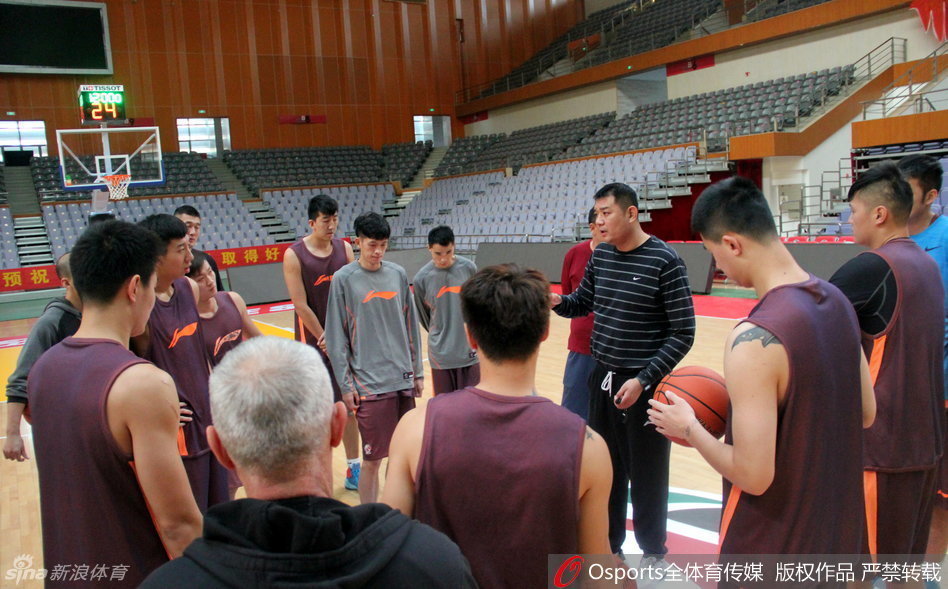 在潍坊学院体育馆明亮的灯光下，青岛双星队员们排成一列长龙，正在进行反复的快攻上篮练习，篮球击地声与球鞋摩擦声交织，奏响了赛前最后的热身曲。