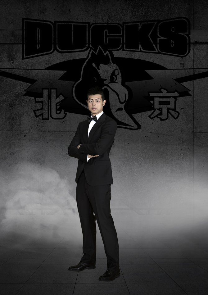 吉喆与队友并排而立，温暖笑容透过镜头传递，将赛场上的铁血与场下的温情完美融合。