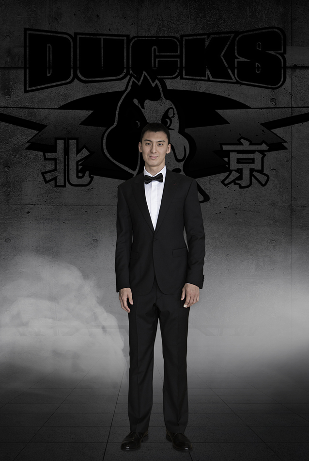 全队写真中众人表情各异，或沉思或远眺，凝聚成那个赛季首钢男篮独有的刚毅与温情集体照。