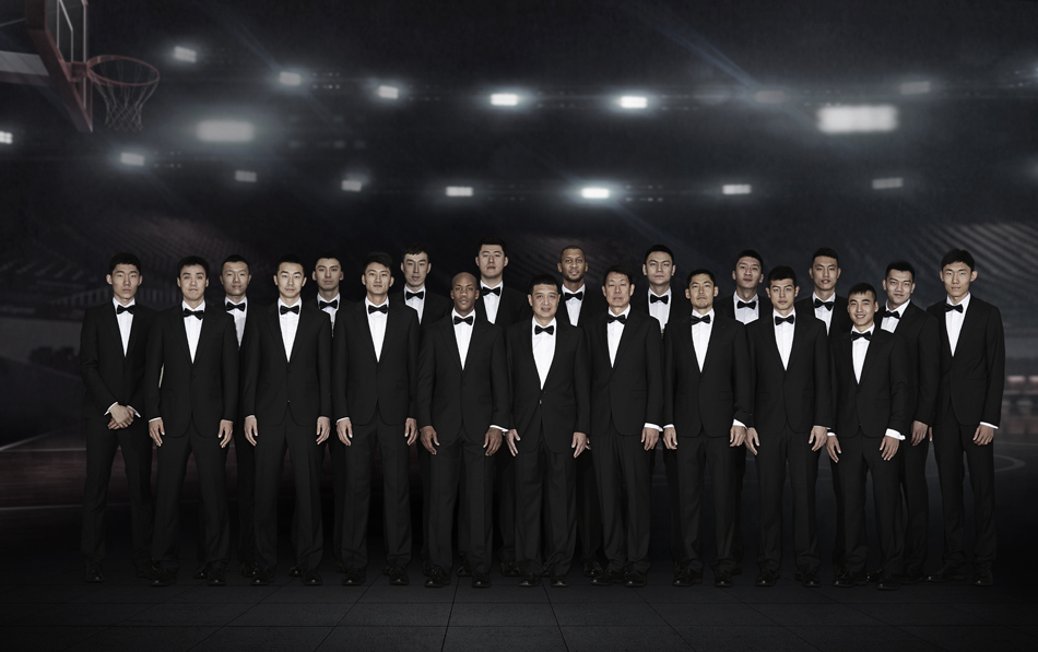 北京首钢众将帅齐聚镜头前，深色正装勾勒出硬汉轮廓，眼神坚毅望向新赛季的荣耀战场。