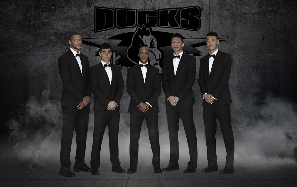 翟晓川与朱彦西并肩而立，西装革履难掩青春锋芒，昔日搭档此刻默契十足，静待哨响。