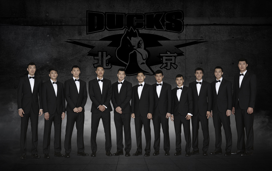 斯蒂芬·马布里身披定制西装，领袖气质尽显无遗，仿佛在静默中酝酿着末节之王的热血传奇。