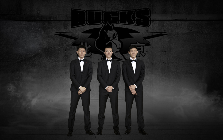 孙悦潇洒伫立，修长身姿将正装穿出T台模特的即视感，静候属于圣保罗的篮球篇章。