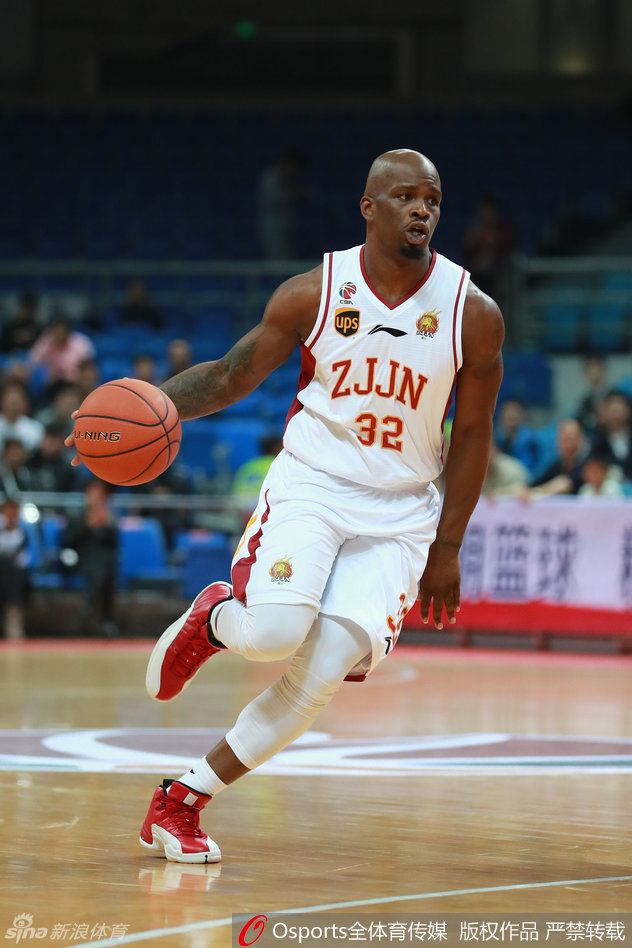 福特森如闪电般突破，杰特全力贴防，对抗激烈！