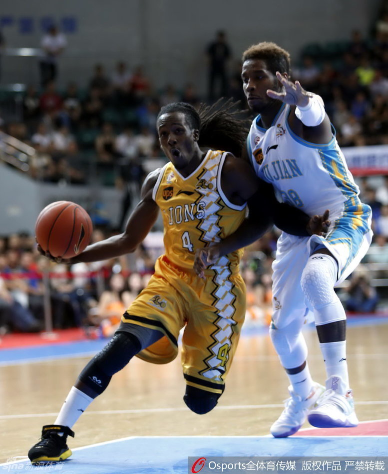 刘晓宇被撞倒地，表情瞬间萌翻全场，贡献全新表情包。