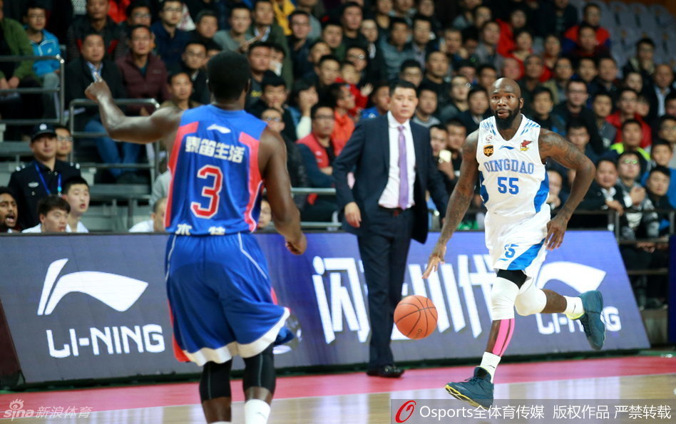 张兆旭飞跃外援，双手隔扣震撼篮筐，霸气怒吼！