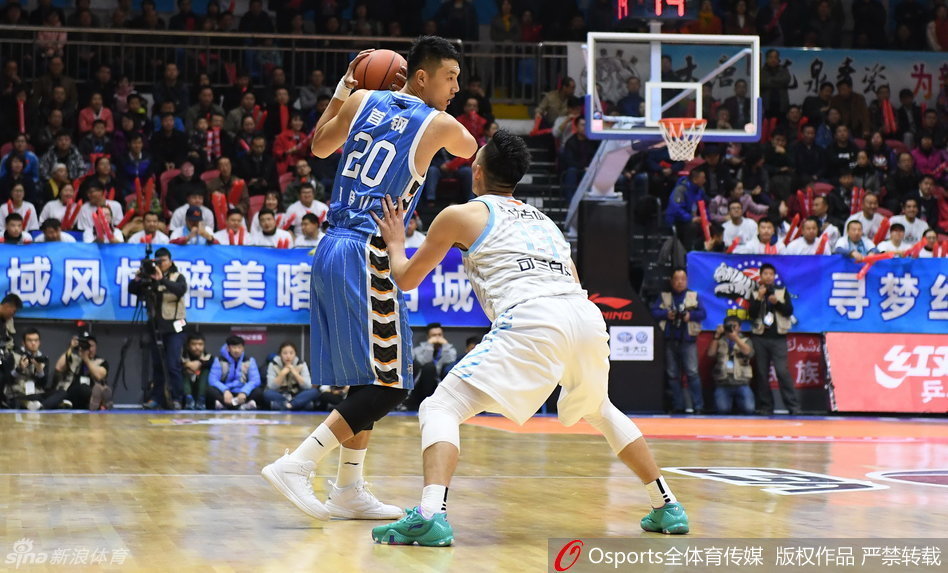 方硕沉稳地运球穿越半场，眼神余光扫视着队友的跑位，年轻的脸上写满了与年龄不符的冷静，此刻的每一次推进都可能撕开对手的防线。