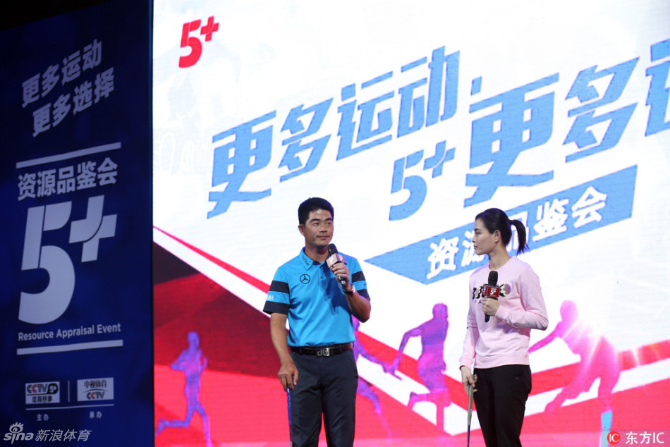 吴敏霞在梁文冲的指导下凝神推杆,动作初显模样,神情中带着运动员特有的认真与探索