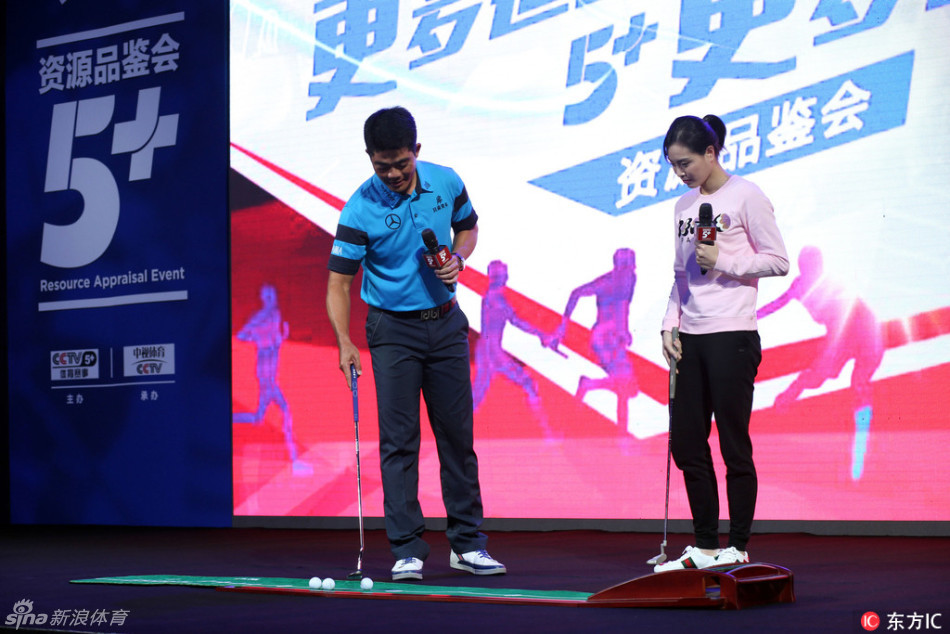 指导环节结束,梁文冲与吴敏霞面带笑容,友好握手,标志着一次成功的跨界交流