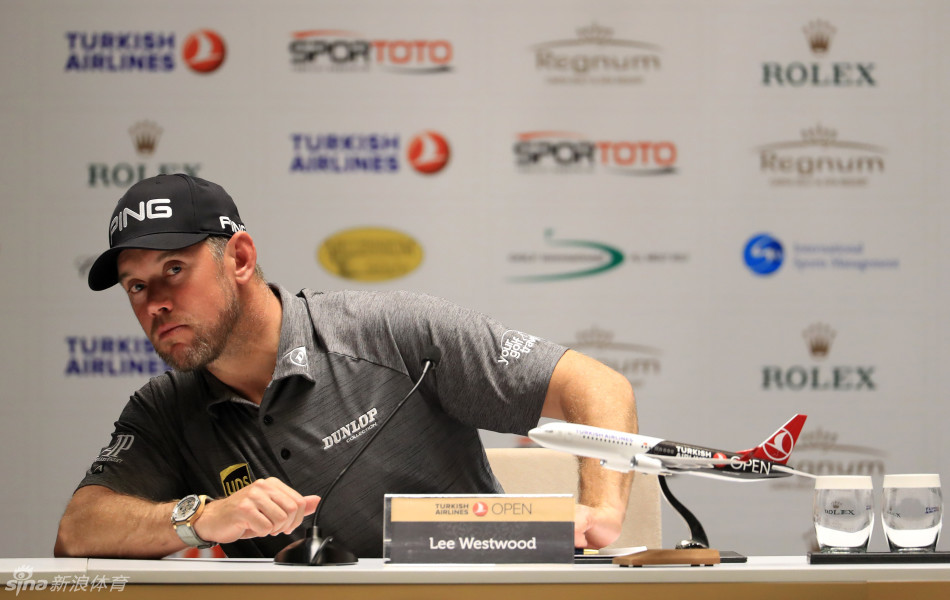 球员从高空发球台开球，小白球飞越泳池上空飞向远方的壮观瞬间