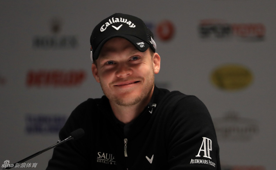 从独特视角俯瞰屋顶发球台全貌，展示其与下方泳池及球场的相对位置