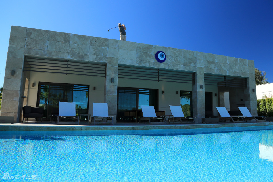 哈灵顿在屋顶发球台全神贯注试场热身，为即将到来的土耳其公开赛做最后准备