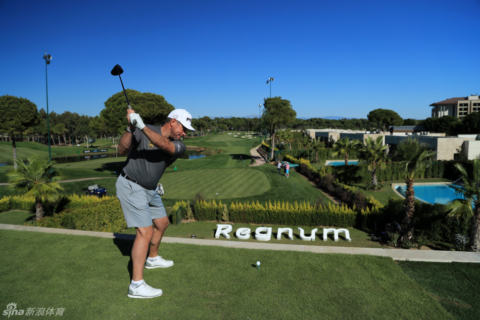 威利特在屋顶发球台挥杆击球的一瞬间，表情专注而自信